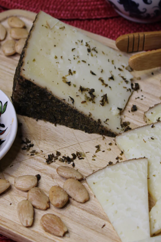 Manchego Cheese covered with Honey and Oregano - Manchego cubierto de Miel y Oregano.
